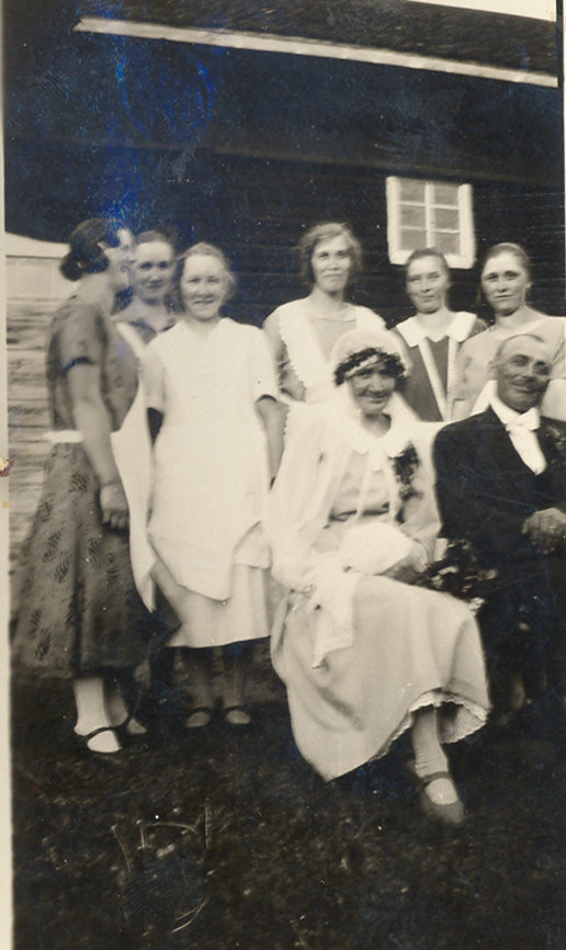 Hääparin takana vas.?, Martta Paavola, Fanni Kouhi, Helvi Paavola, ? Selma Vastamäki.
