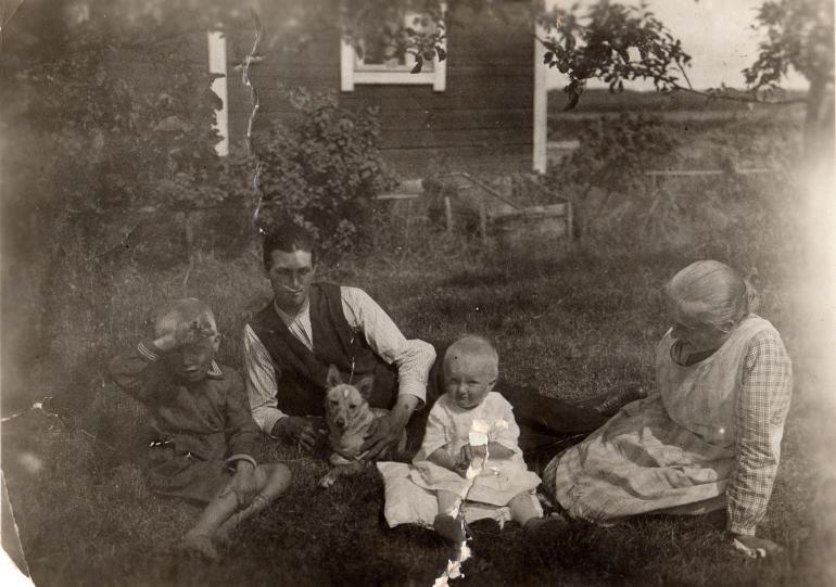 Kuva otettu ilmeisesti Mattilan pihassa kesällä 1930?