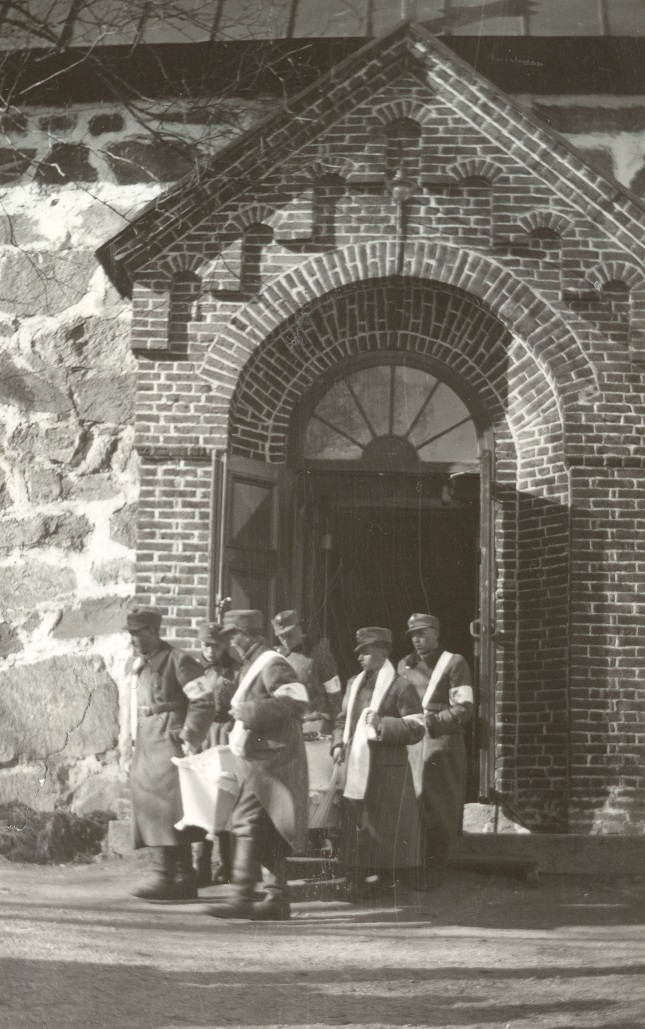 sankarin kato ulos kirkosta