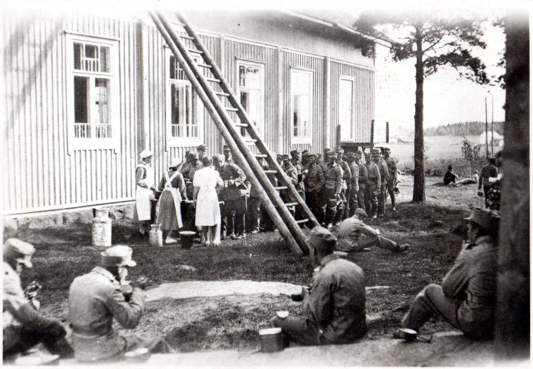 Ruokailu Liedon suojeluskuntatalolla (Lujala). 